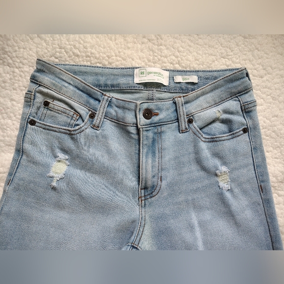 *NWOT* Celebrity Pink Women's Size 25 Light Wash Distressed Cropped Jeans - Picture 2 of 11